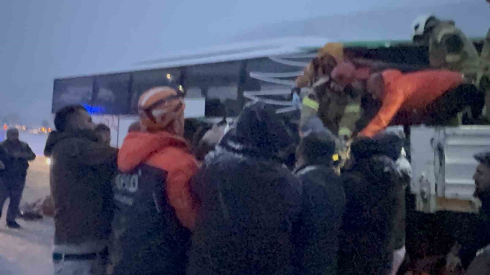 Karlı yolda kayan otobüs tıra çarptı: Yolcuları kurtarma çalışmaları sürüyor
Karlı yolda kayan otobüs tıra çarptı: Yolcuları kurtarma çalışmaları sürüyor