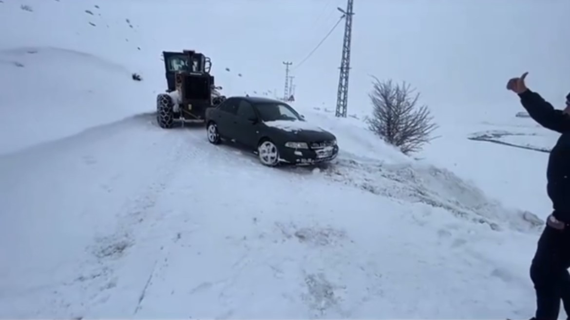 Karlıova’da karla mücadele sürüyor: Mahsur kalan araçlar kurtarıldı
