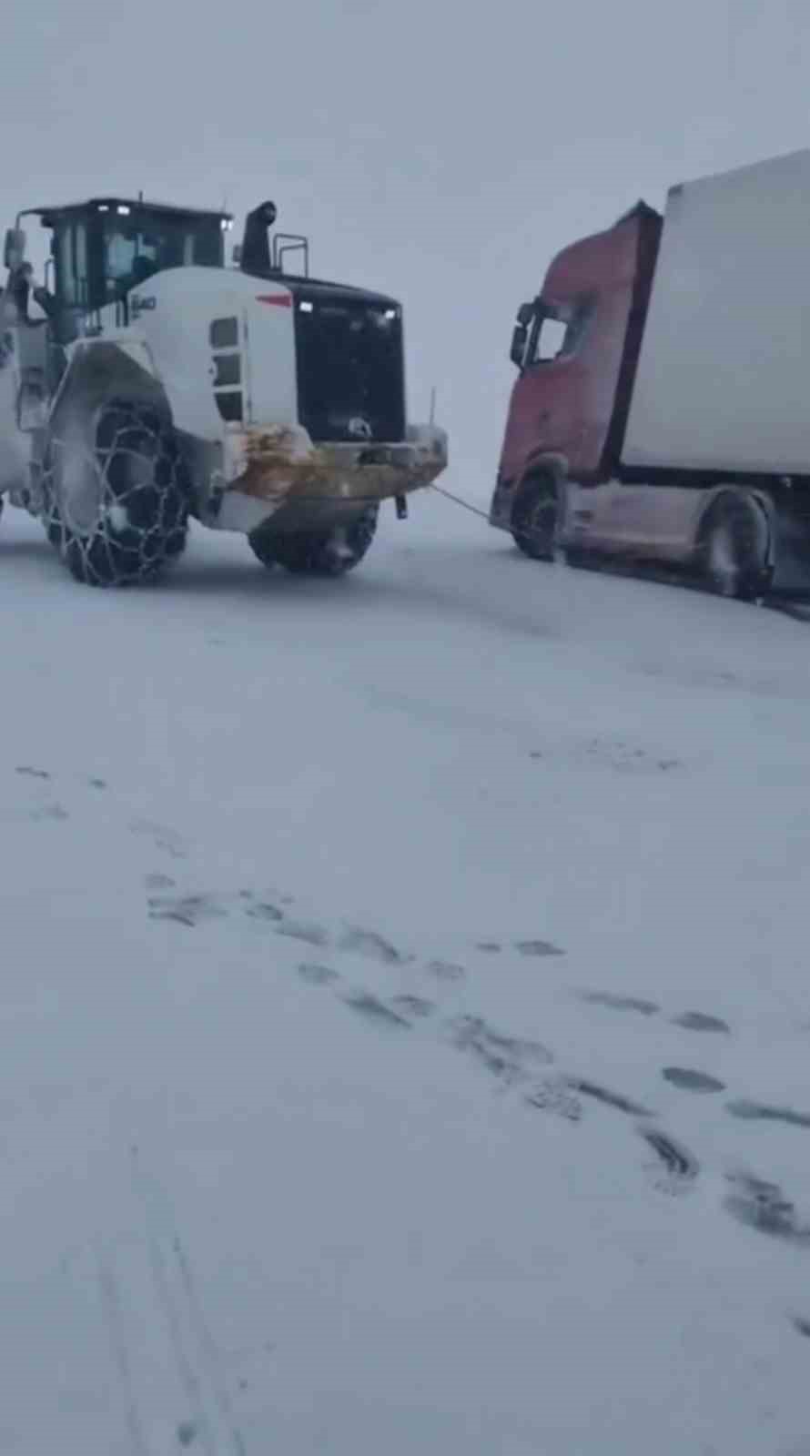 Karlıova’da karla mücadele sürüyor: Mahsur kalan araçlar kurtarıldı
