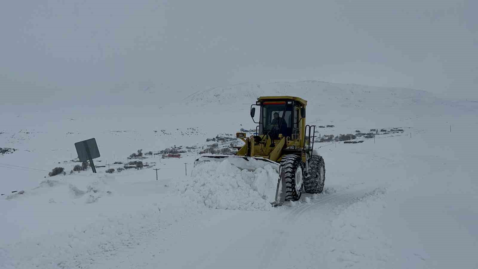 Kars’ta kar kaplanlarının 2 bin 100 rakımda zorlu mesaisi

