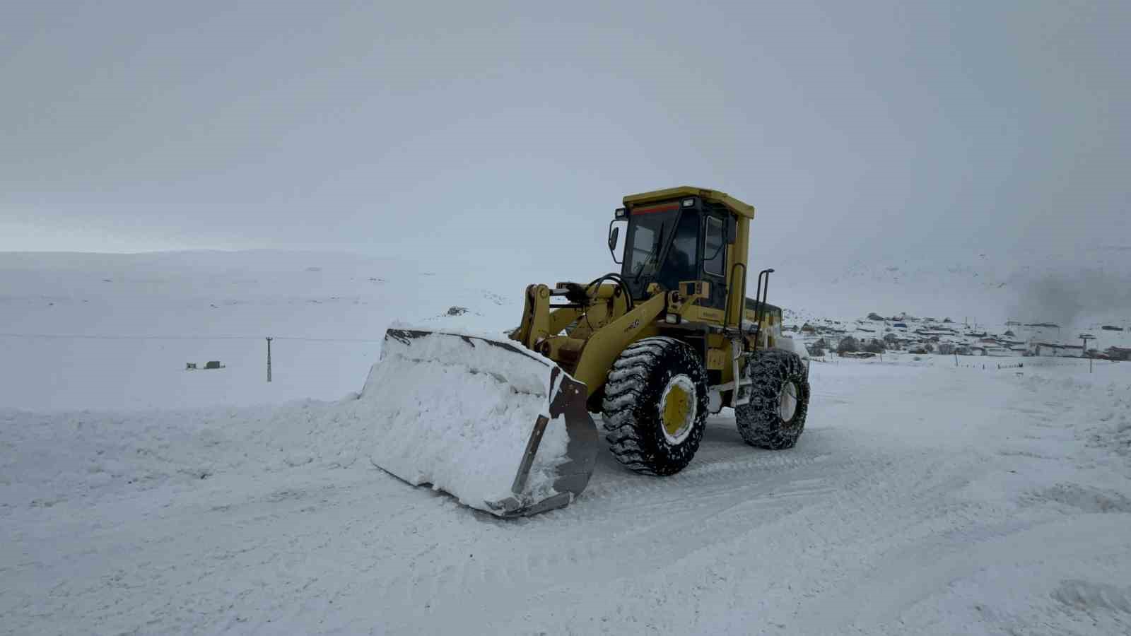 Kars’ta kar kaplanlarının 2 bin 100 rakımda zorlu mesaisi
