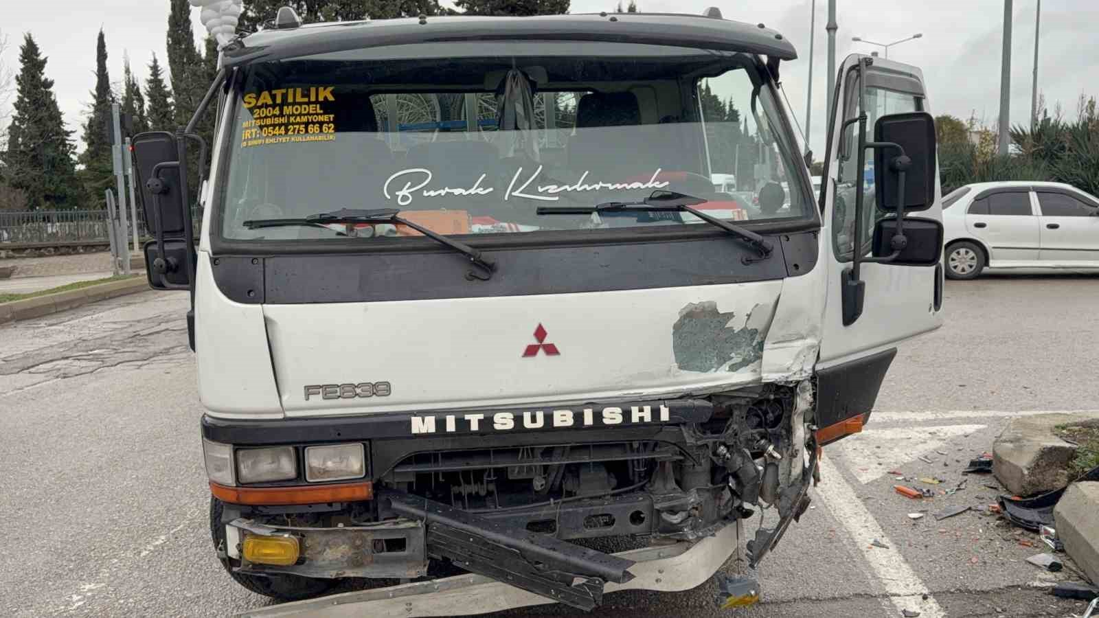 Kavşakta kamyonet ile otomobil çarpıştı: 3 yaralı
Kavşakta kamyonet ile otomobil çarpıştı: 3 yaralı