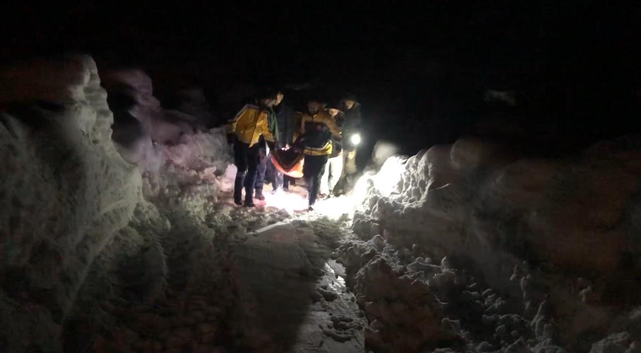 Kaymakam, karlı yollarda hasta kurtarma operasyonuna katıldı
