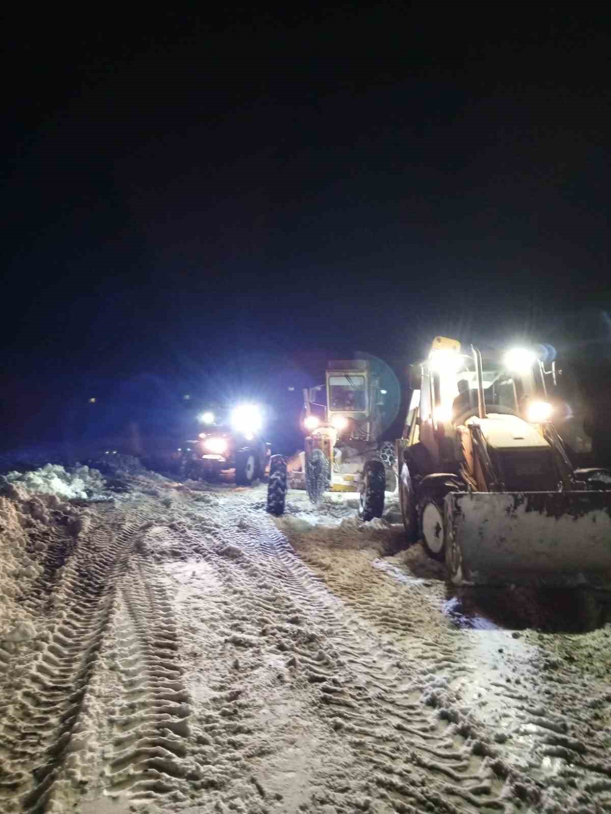 Kayseri’de kar yağışı ve tipi nedeniyle 128 yol ulaşıma kapalı
