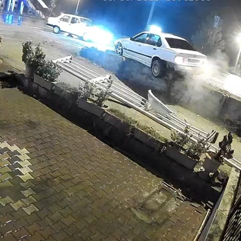 Kaza yapınca aracını bırakıp gitti, o anlar kameraya yansıdı
Kaza yapınca aracını bırakıp gitti, o anlar kameraya yansıdı