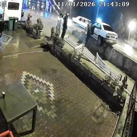 Kaza yapınca aracını bırakıp gitti, o anlar kameraya yansıdı
Kaza yapınca aracını bırakıp gitti, o anlar kameraya yansıdı