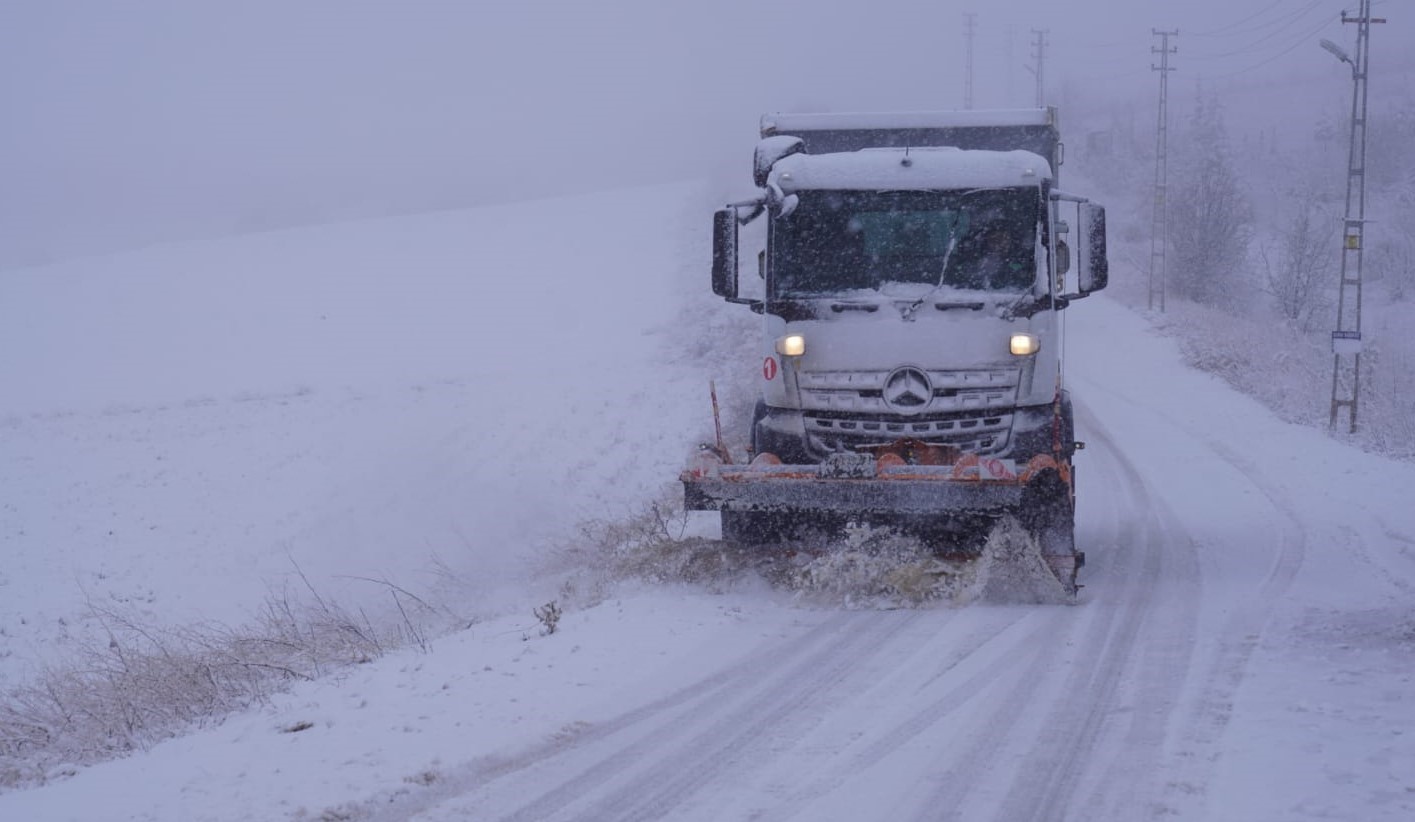 Keçiören Belediyesi, karla mücadeleye aralıksız devam ediyor
