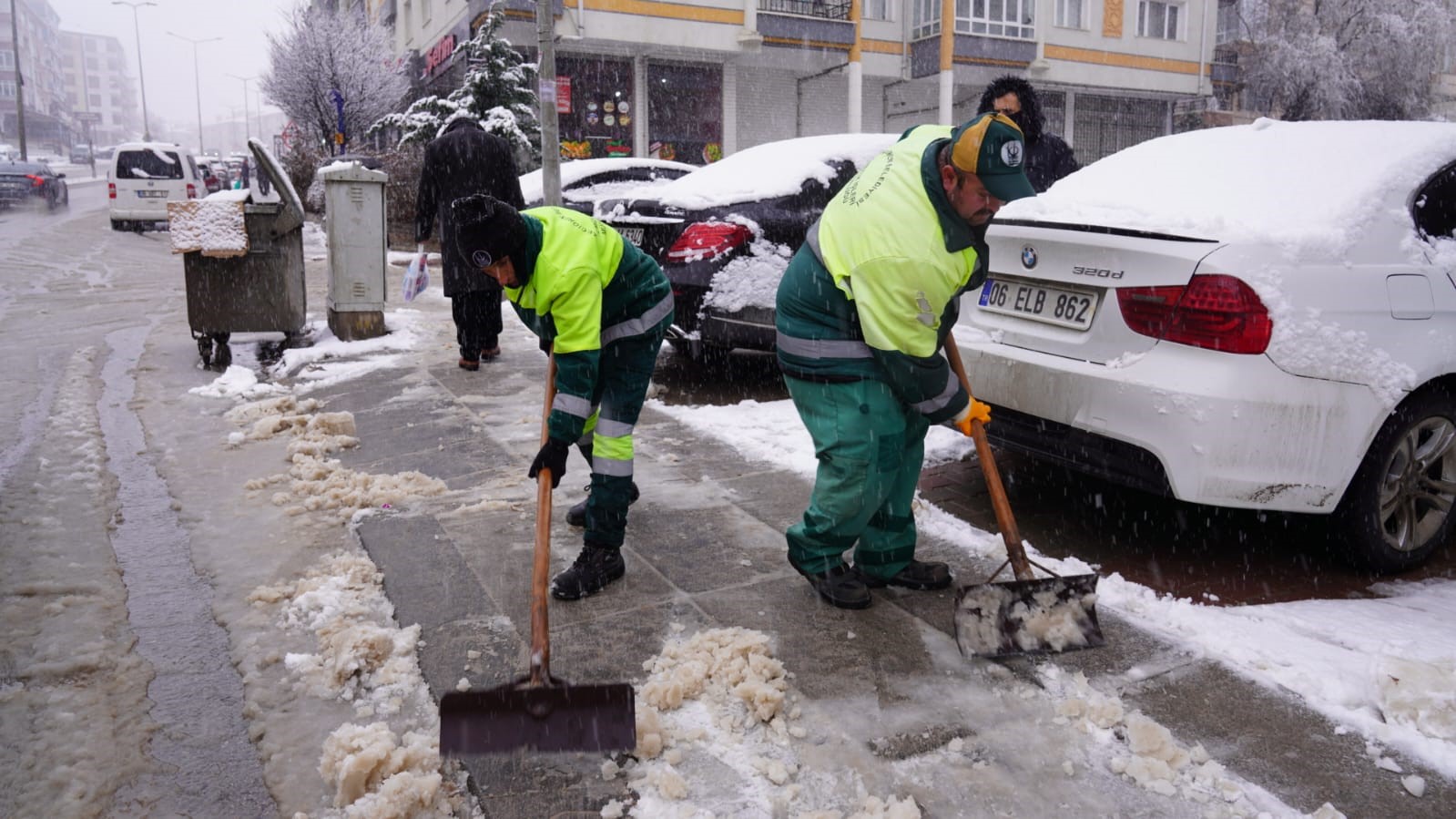 Keçiören Belediyesi, karla mücadeleye aralıksız devam ediyor
