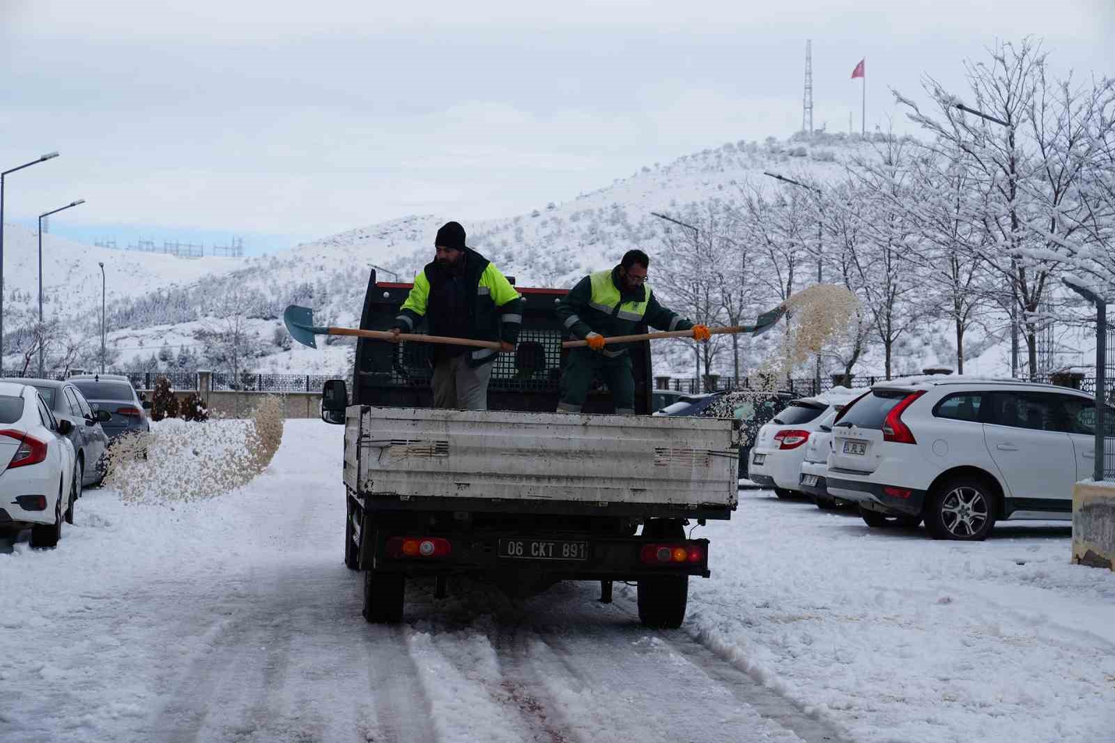 Keçiören’de yaya güvenliği için kar küreme ve tuzlama seferberliği
