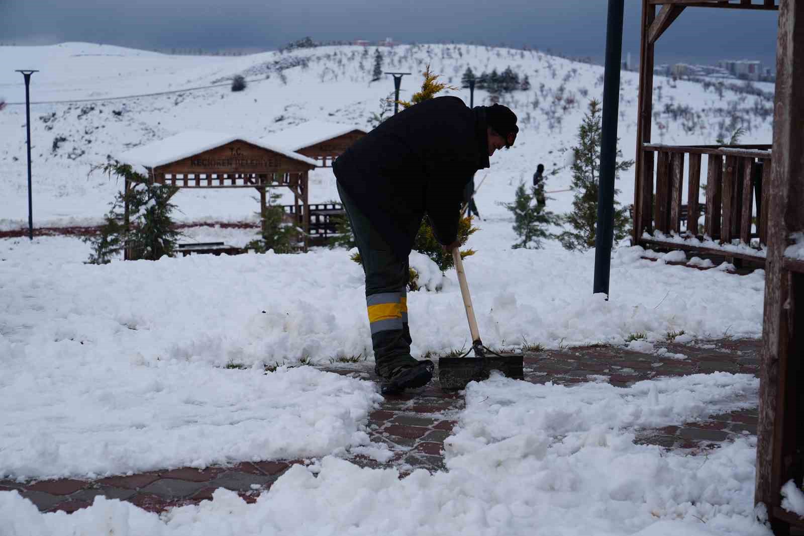 Keçiören’de yaya güvenliği için kar küreme ve tuzlama seferberliği
