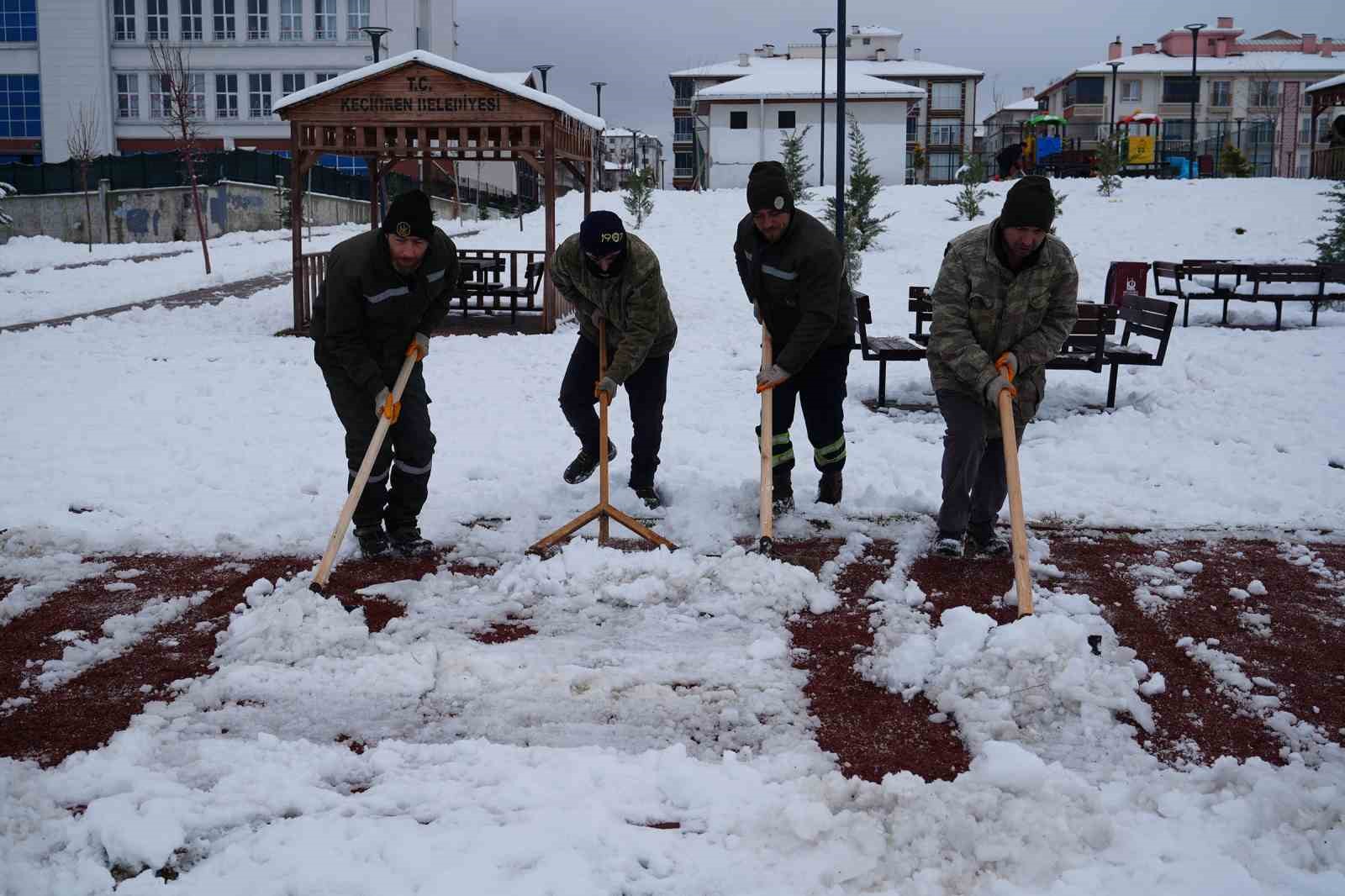 Keçiören’de yaya güvenliği için kar küreme ve tuzlama seferberliği
