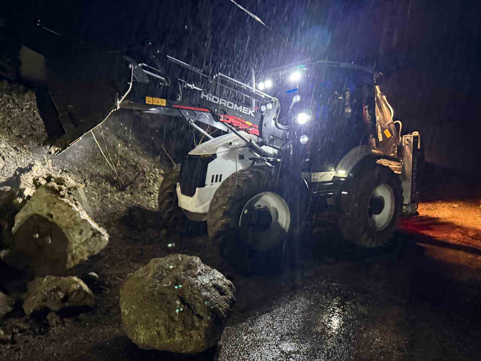 Kemer’de yağış nedeniyle istinat duvarı çöktü
