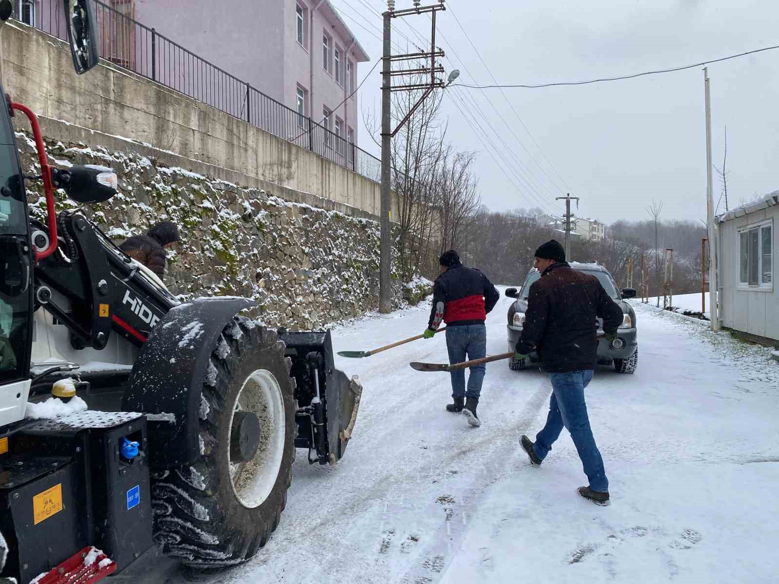 Kırklareli’nde kar yağışı hayatı olumsuz etkilemeye devam ediyor
Kırklareli’nde kar yağışı hayatı olumsuz etkilemeye devam ediyor