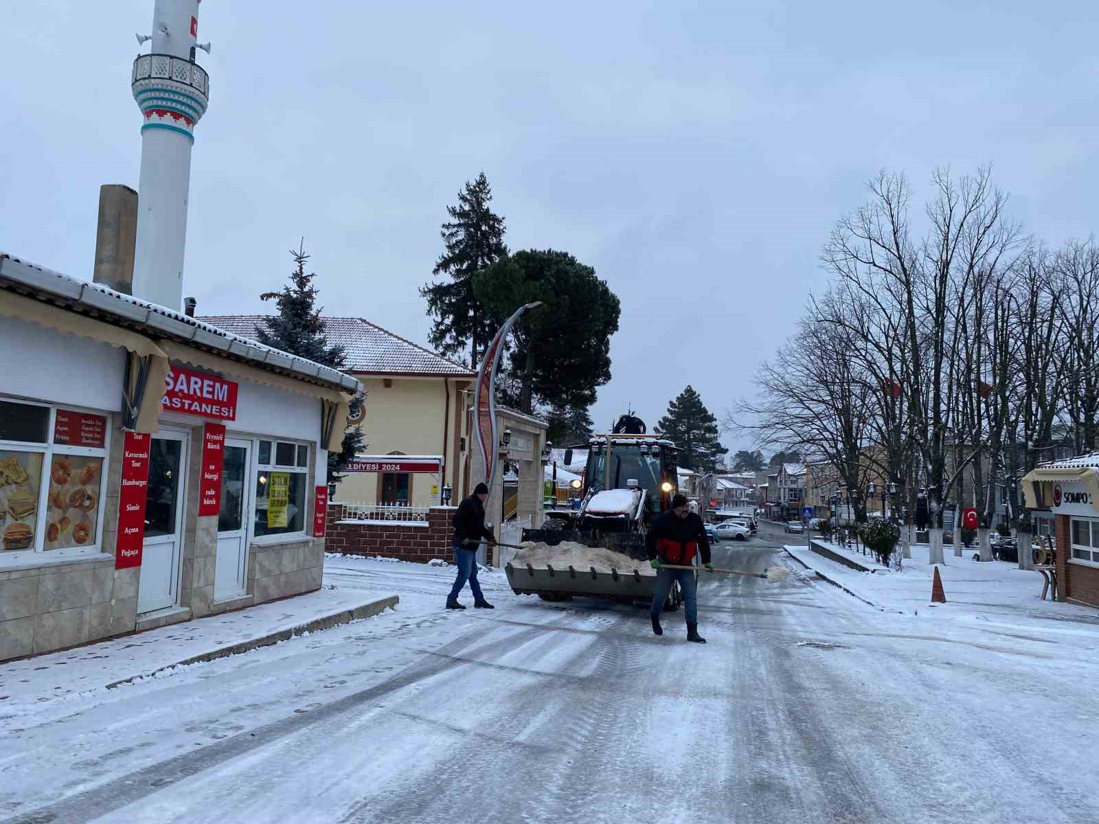 Kırklareli’nde kar yağışı hayatı olumsuz etkilemeye devam ediyor
Kırklareli’nde kar yağışı hayatı olumsuz etkilemeye devam ediyor