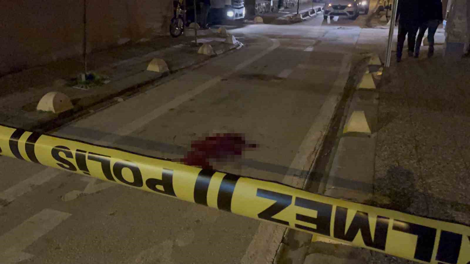 ’Kız’ kavgası kanlı bitti: 4 yerinden bıçaklanan genç ağır yaralandı
’Kız’ kavgası kanlı bitti: 4 yerinden bıçaklanan genç ağır yaralandı