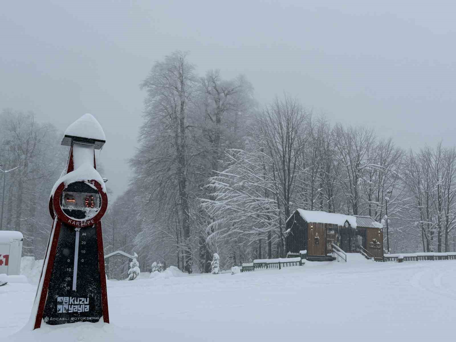 Kocaeli’nin yüksek kesimlerine lapa lapa kar yağıyor
Kocaeli’nin yüksek kesimlerine lapa lapa kar yağıyor