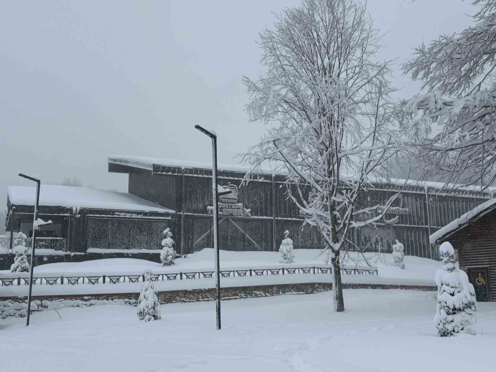 Kocaeli’nin yüksek kesimlerine lapa lapa kar yağıyor
Kocaeli’nin yüksek kesimlerine lapa lapa kar yağıyor