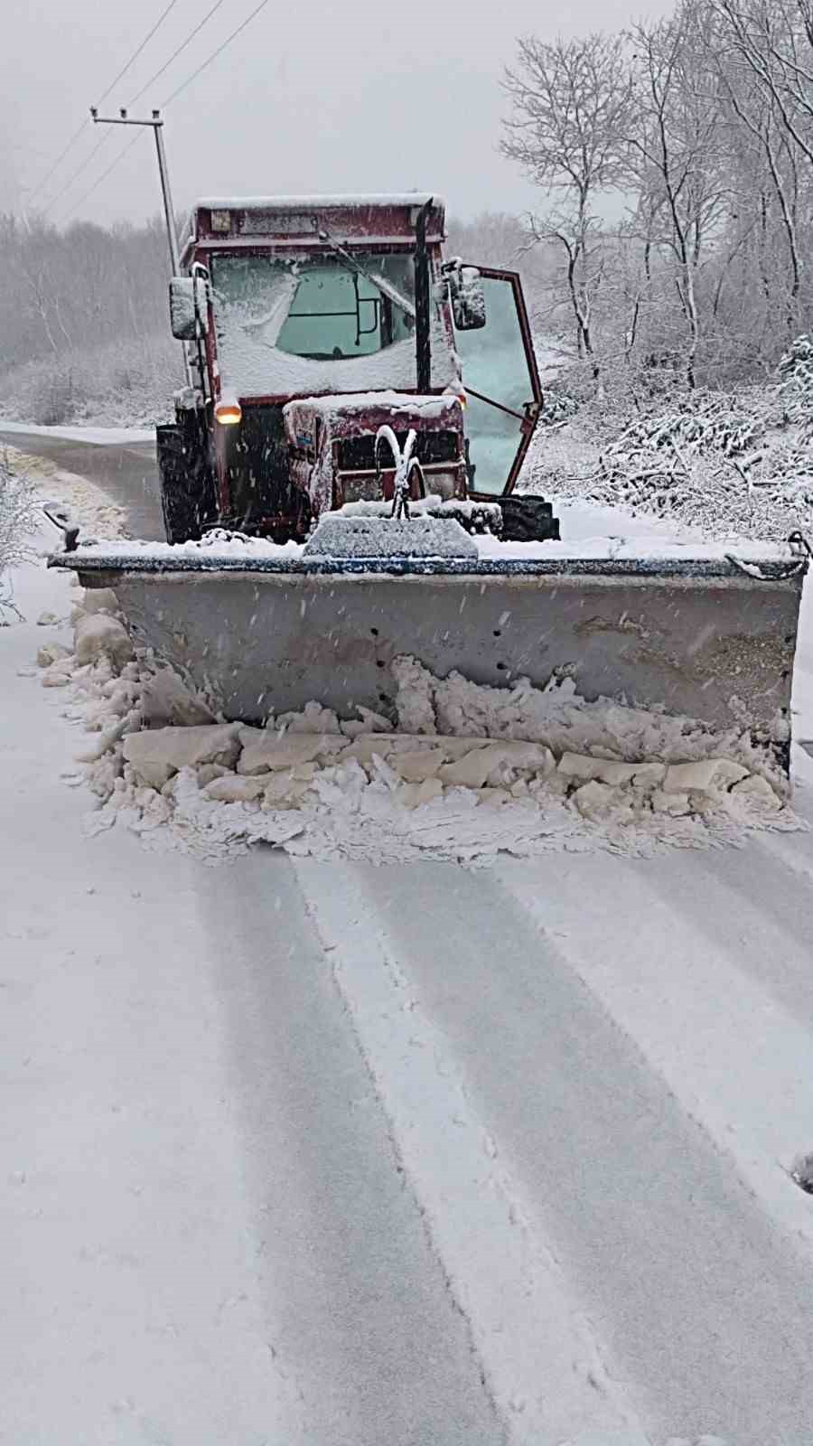 Kocaeli’nin yüksek kesimlerine lapa lapa kar yağıyor
Kocaeli’nin yüksek kesimlerine lapa lapa kar yağıyor