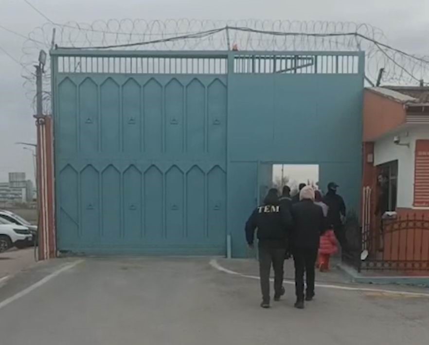 Konya’da kardeşinin kimliğiyle gizlenen 9 yıllık FETÖ firarisi yakalandı
Konya’da kardeşinin kimliğiyle gizlenen 9 yıllık FETÖ firarisi yakalandı