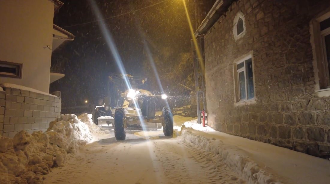 Köyde rahatsızlanan kadın için ekipler seferber oldu
