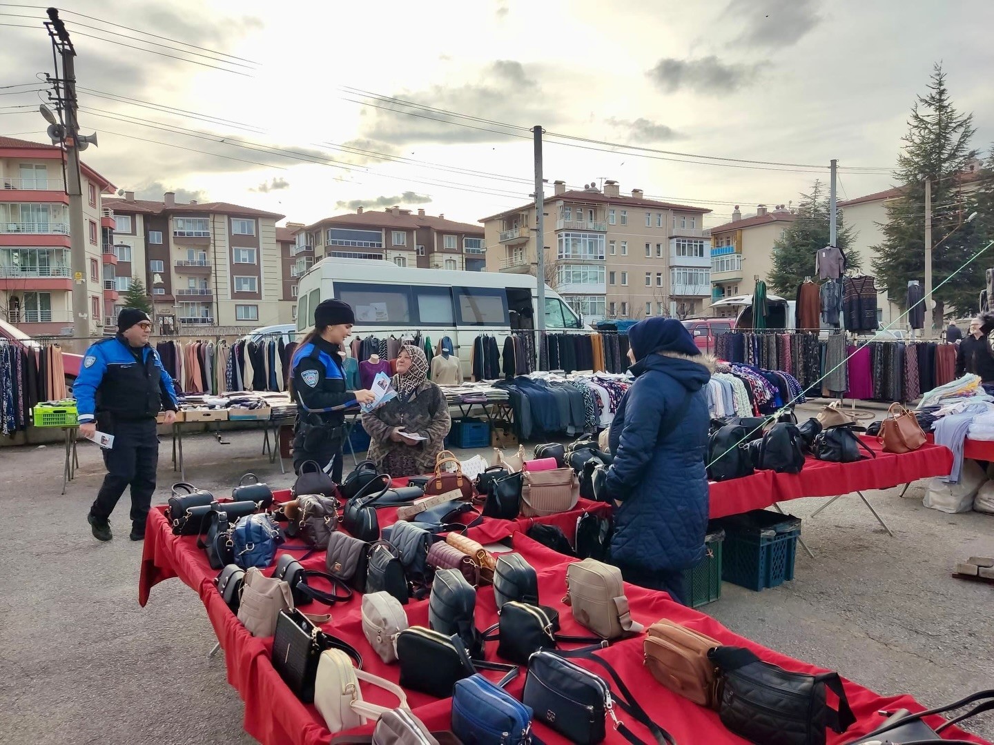 Kütahya İl Emniyet Müdürlüğü’nden semt pazarlarında bilgilendirme çalışması
