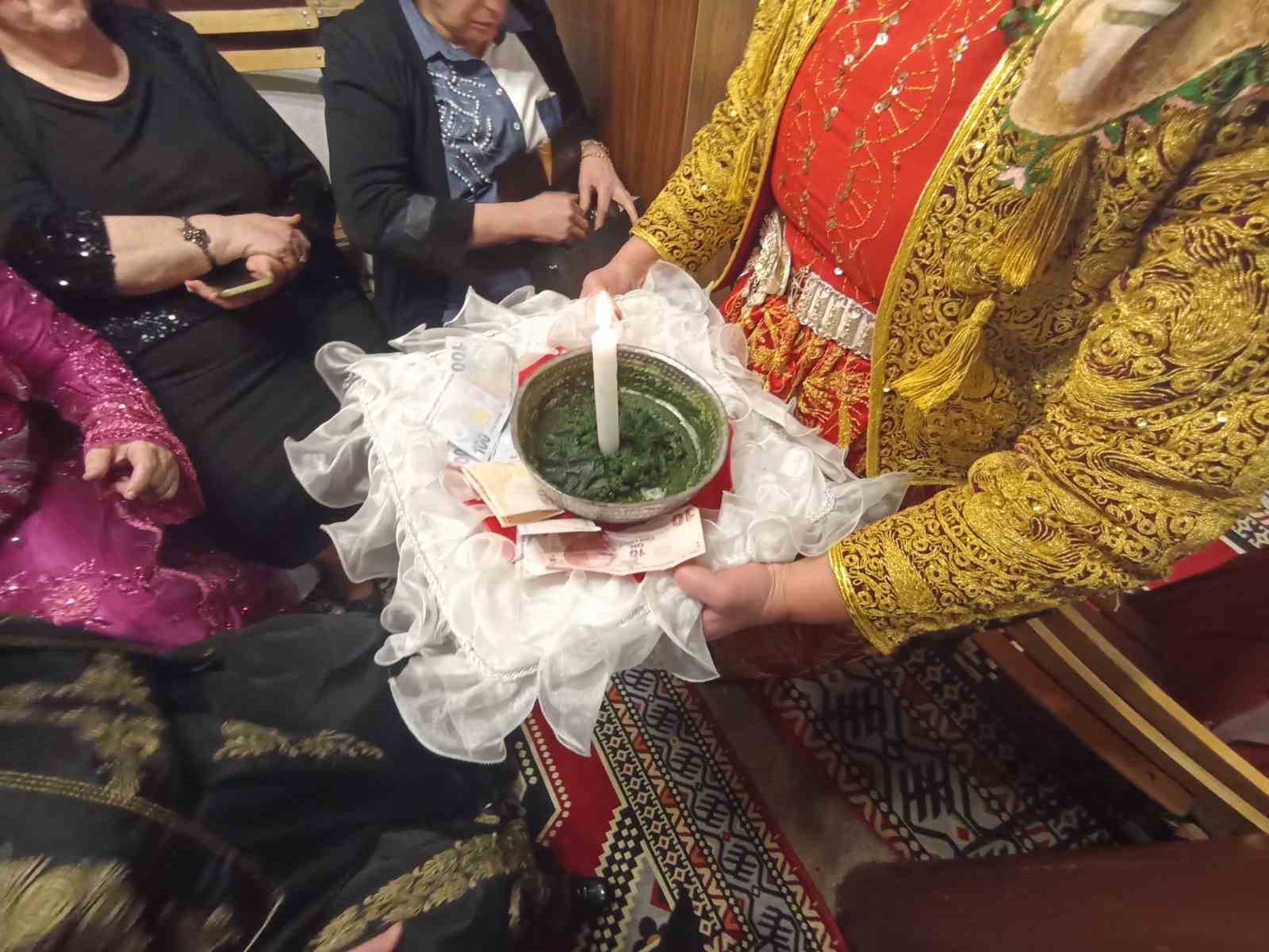 Kütahya’da "Geleneksel Kına" geleneği yeniden hayat buldu
Kütahya’da "Geleneksel Kına" geleneği yeniden hayat buldu