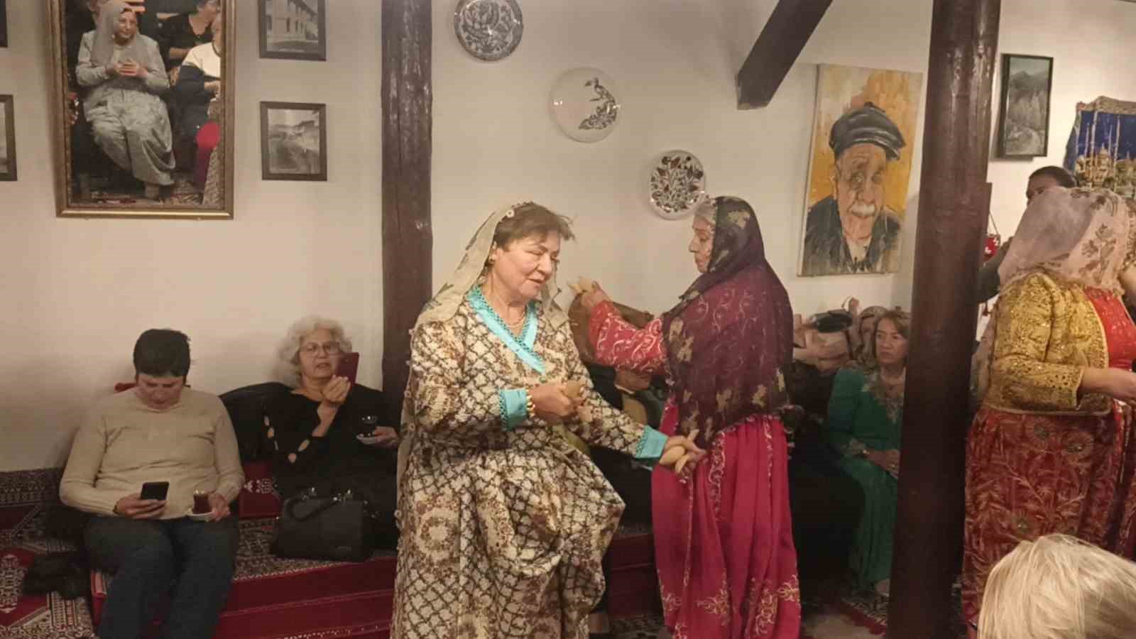 Kütahya’da "Geleneksel Kına" geleneği yeniden hayat buldu
Kütahya’da "Geleneksel Kına" geleneği yeniden hayat buldu