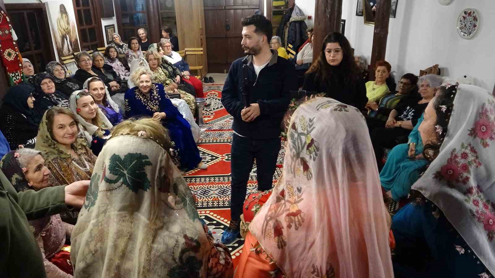 Kütahya’da "Geleneksel Kına" geleneği yeniden hayat buldu
Kütahya’da "Geleneksel Kına" geleneği yeniden hayat buldu