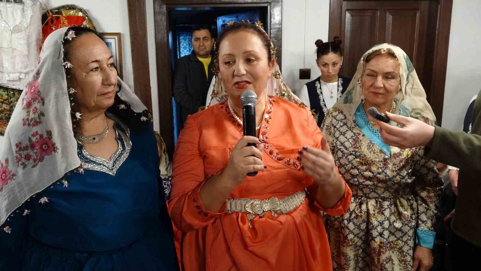 Kütahya’da "Geleneksel Kına" geleneği yeniden hayat buldu
Kütahya’da "Geleneksel Kına" geleneği yeniden hayat buldu