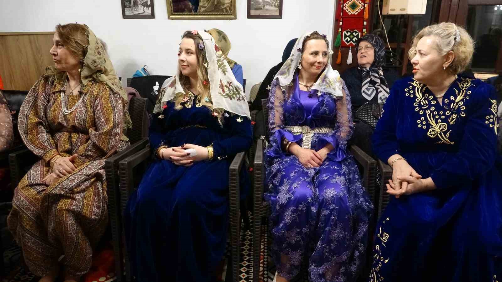 Kütahya’da "Geleneksel Kına" geleneği yeniden hayat buldu
Kütahya’da "Geleneksel Kına" geleneği yeniden hayat buldu