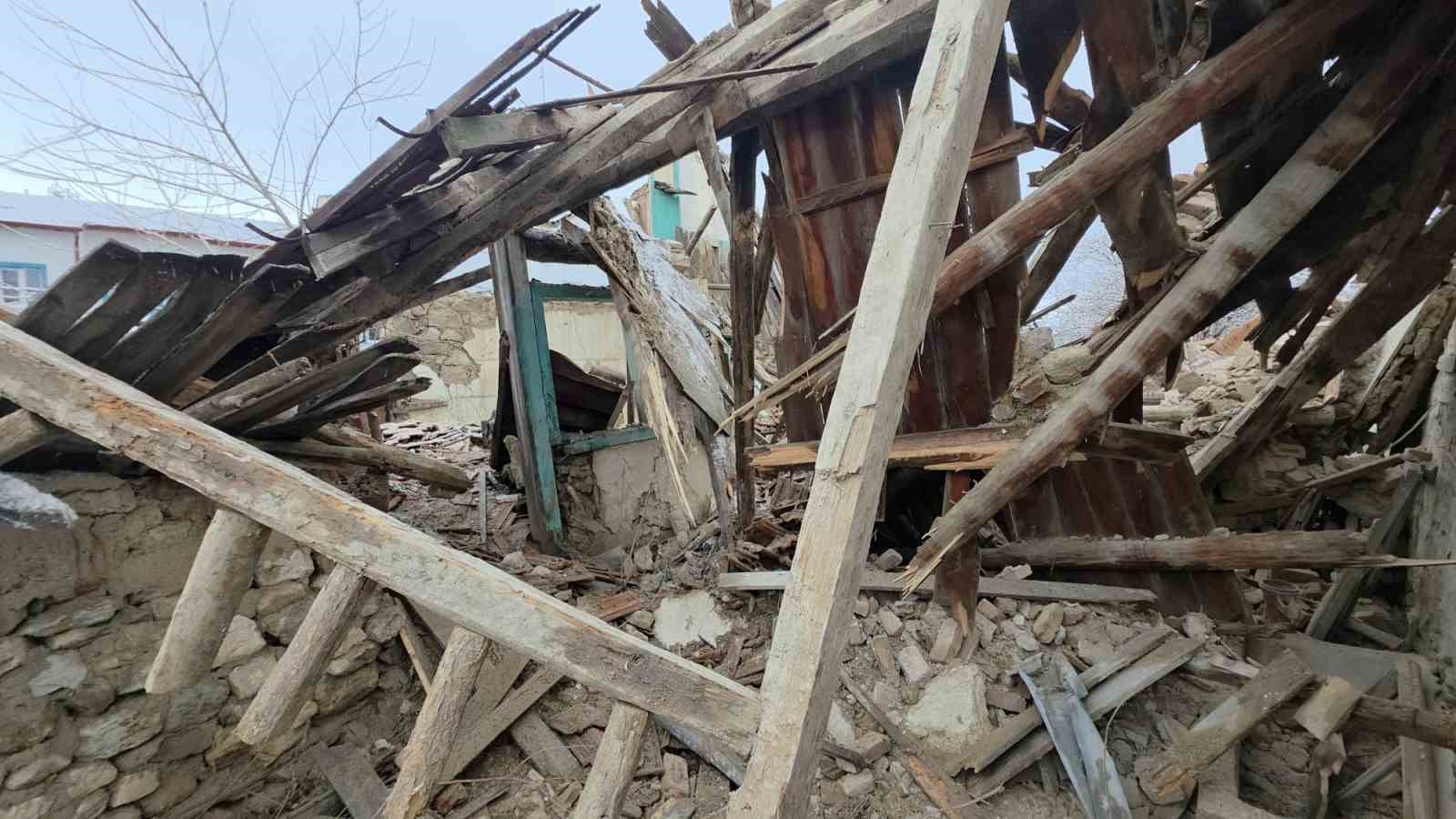 Kütahya’da güvercinlerini kontrol etmek isterken enkaz altında kaldı
Kütahya’da güvercinlerini kontrol etmek isterken enkaz altında kaldı