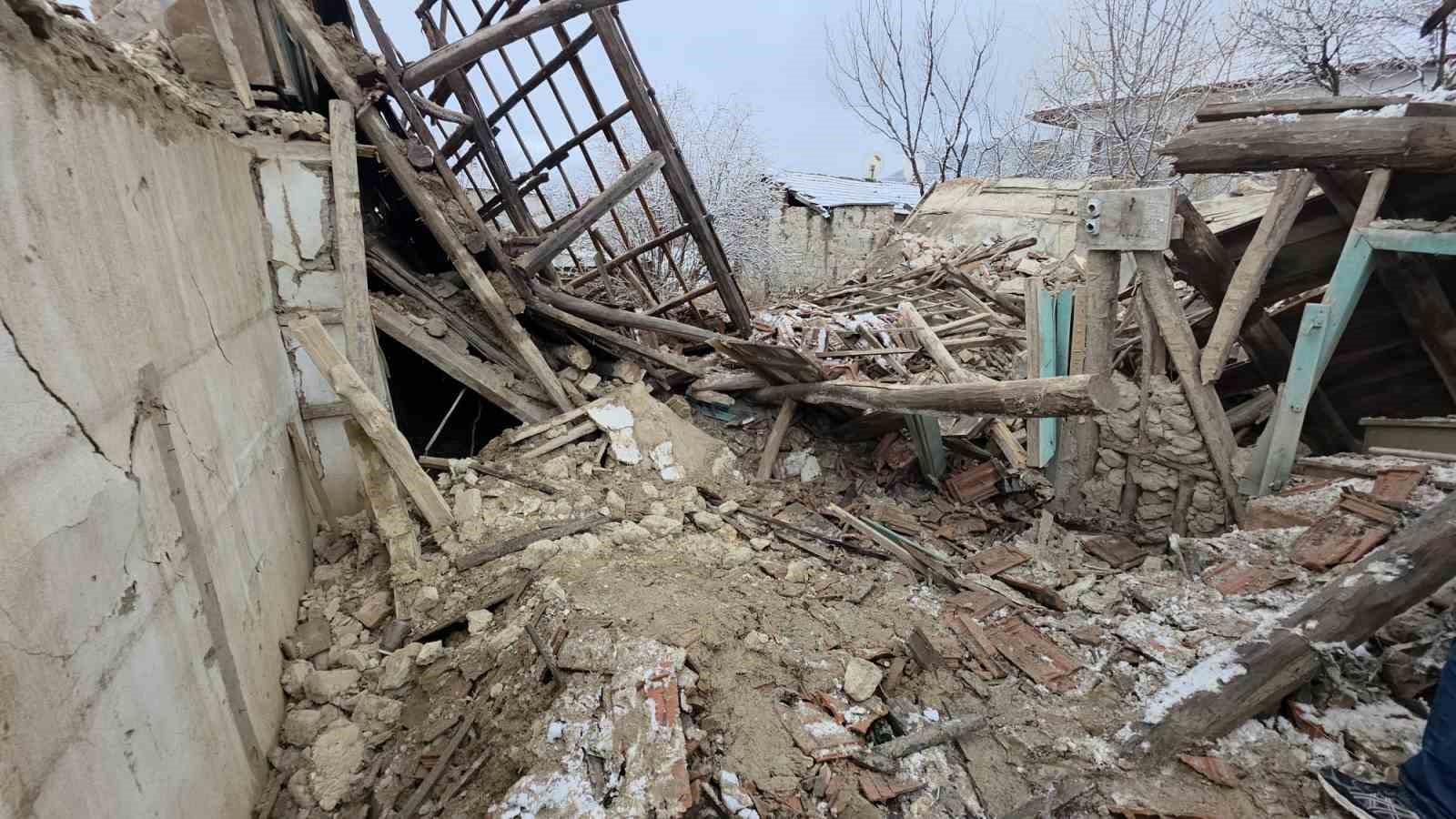 Kütahya’da güvercinlerini kontrol etmek isterken enkaz altında kaldı
Kütahya’da güvercinlerini kontrol etmek isterken enkaz altında kaldı