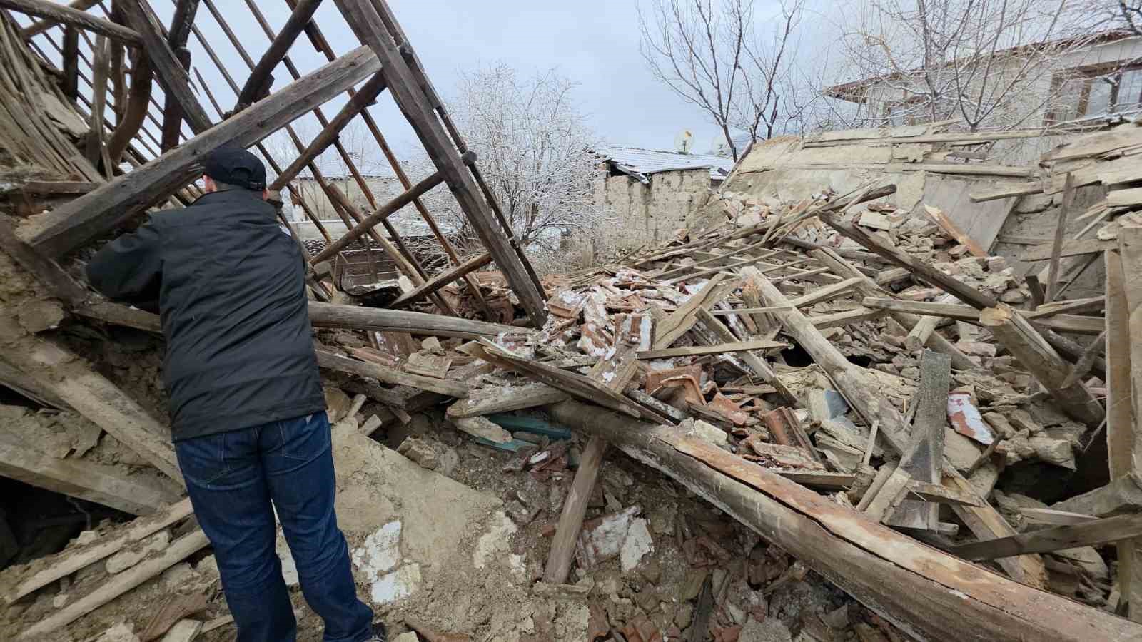 Kütahya’da güvercinlerini kontrol etmek isterken enkaz altında kaldı
Kütahya’da güvercinlerini kontrol etmek isterken enkaz altında kaldı