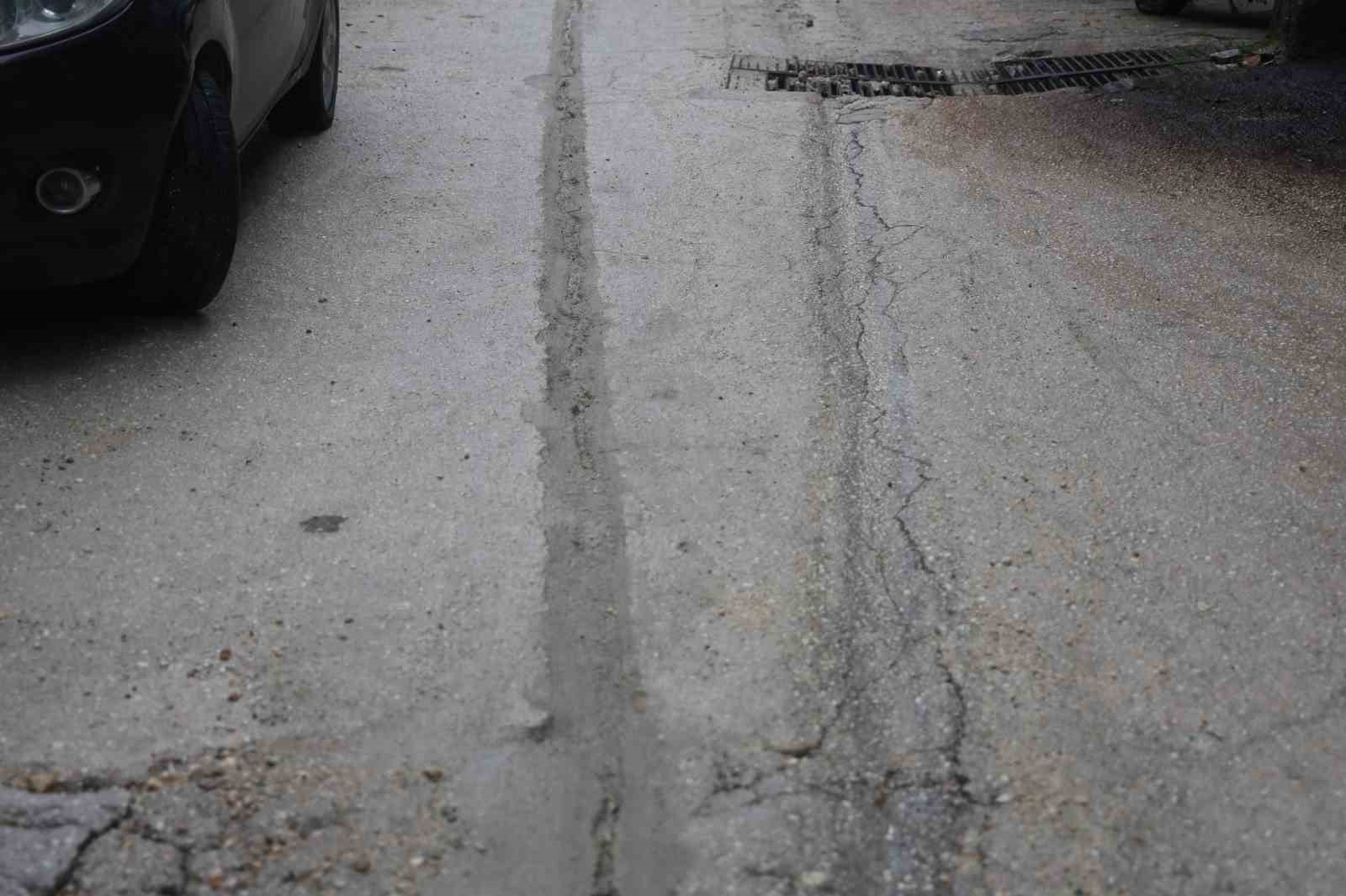 Mahallenin elektriksiz kalmasına sebep olan hırsızların canlarını hiçe sayarak yer altındaki kabloları çalma anları kamerada
