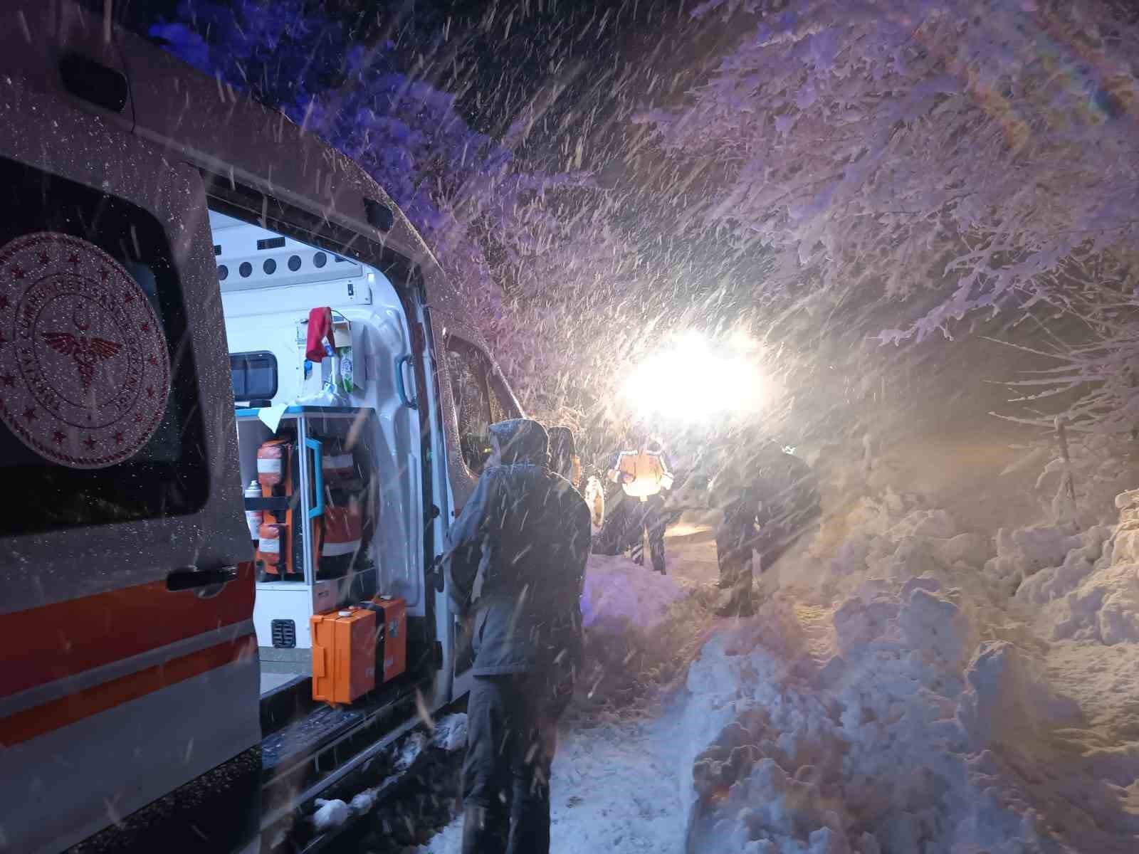 Malatya’da yolda mahsur kalan vatandaşları belediye ekipleri kurtardı
Malatya’da yolda mahsur kalan vatandaşları belediye ekipleri kurtardı