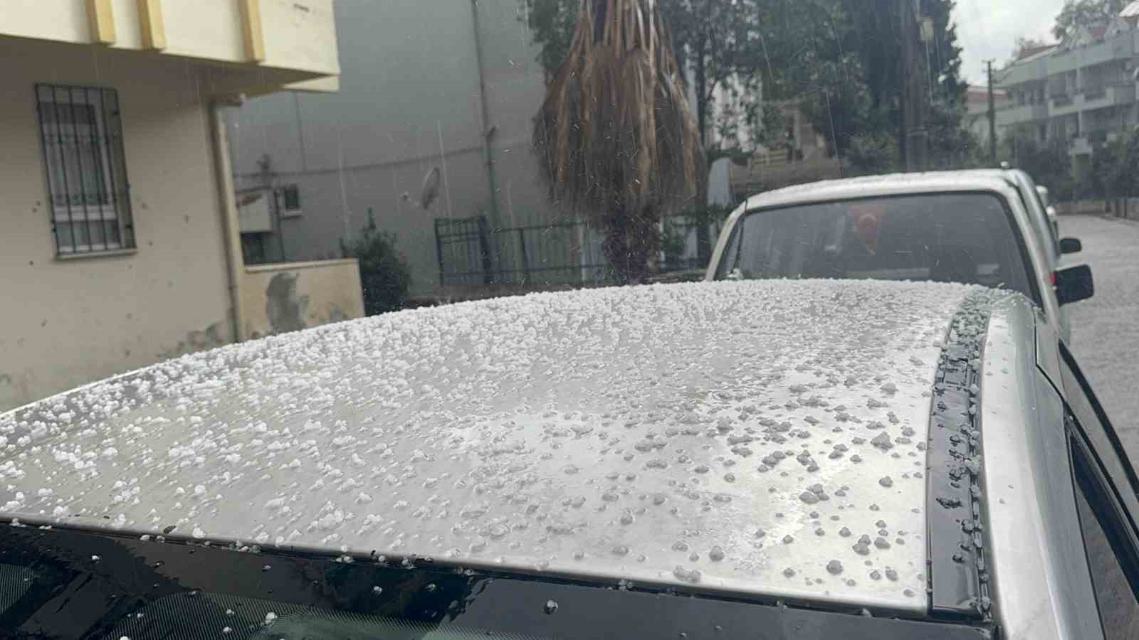 Marmaris’te dolu yağdı, kısa sürede ortalık beyaza büründü
Marmaris’te dolu yağdı, kısa sürede ortalık beyaza büründü