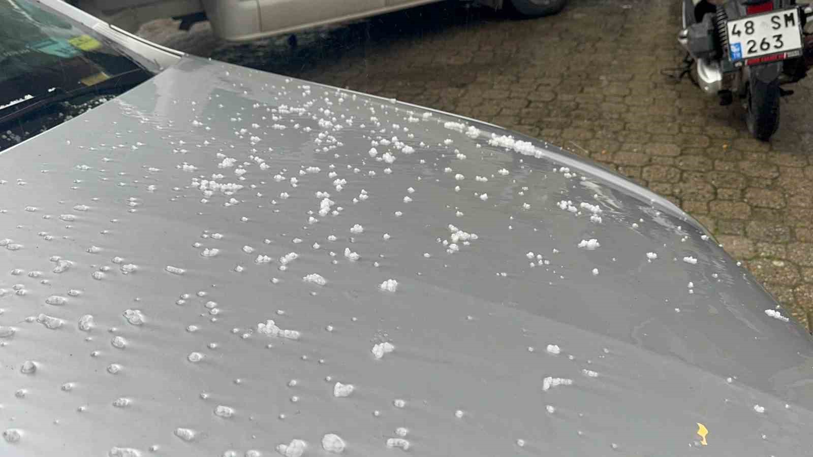 Marmaris’te dolu yağdı, kısa sürede ortalık beyaza büründü
Marmaris’te dolu yağdı, kısa sürede ortalık beyaza büründü