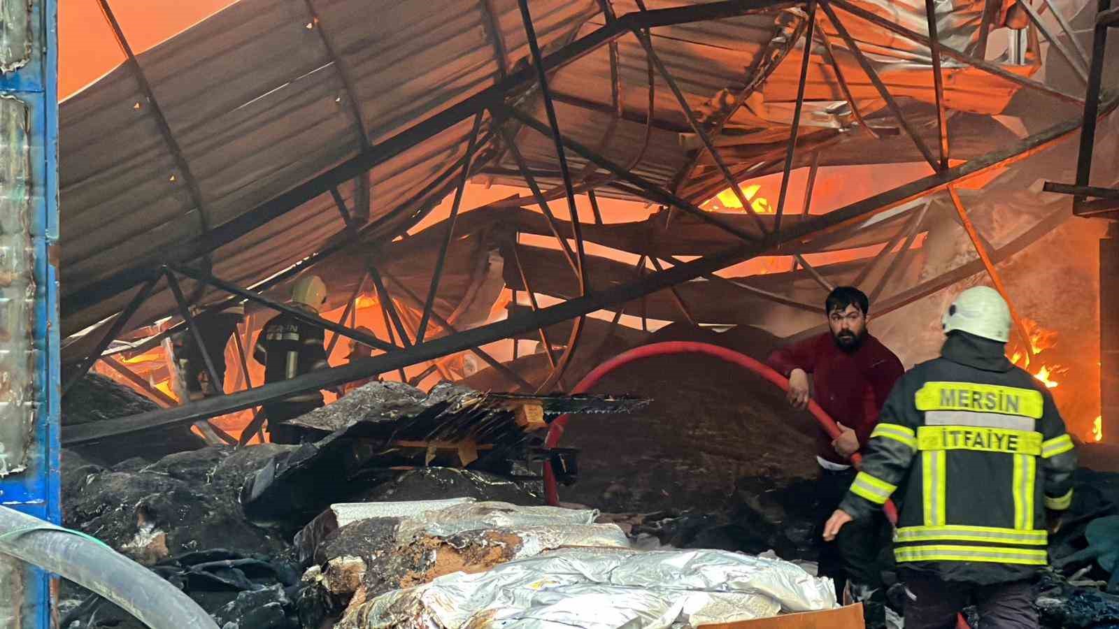 Mersin’de plastik ham madde deposunda yangın: Çok sayıda itfaiye ekibi müdahale ediyor
Mersin’de plastik ham madde deposunda yangın: Çok sayıda itfaiye ekibi müdahale ediyor