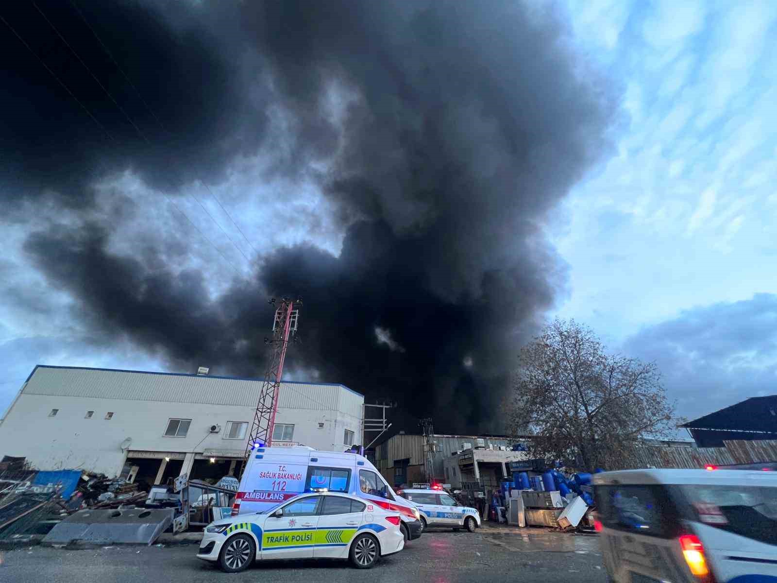 Mersin’de plastik ham madde deposunda yangın: Çok sayıda itfaiye ekibi müdahale ediyor
Mersin’de plastik ham madde deposunda yangın: Çok sayıda itfaiye ekibi müdahale ediyor