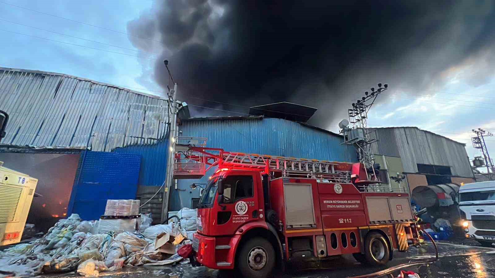 Mersin’de plastik ham madde deposunda yangın: Çok sayıda itfaiye ekibi müdahale ediyor
Mersin’de plastik ham madde deposunda yangın: Çok sayıda itfaiye ekibi müdahale ediyor