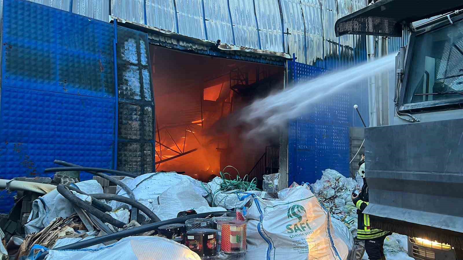 Mersin’de plastik ham madde deposunda yangın: Çok sayıda itfaiye ekibi müdahale ediyor
Mersin’de plastik ham madde deposunda yangın: Çok sayıda itfaiye ekibi müdahale ediyor