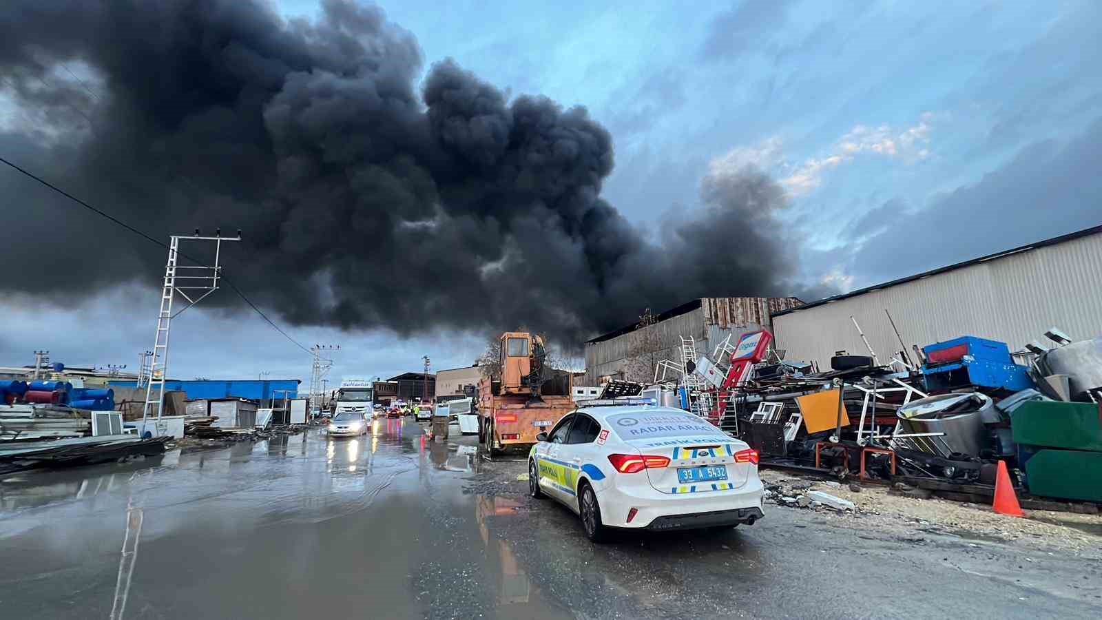 Mersin’de plastik ham madde deposunda yangın: Çok sayıda itfaiye ekibi müdahale ediyor
Mersin’de plastik ham madde deposunda yangın: Çok sayıda itfaiye ekibi müdahale ediyor