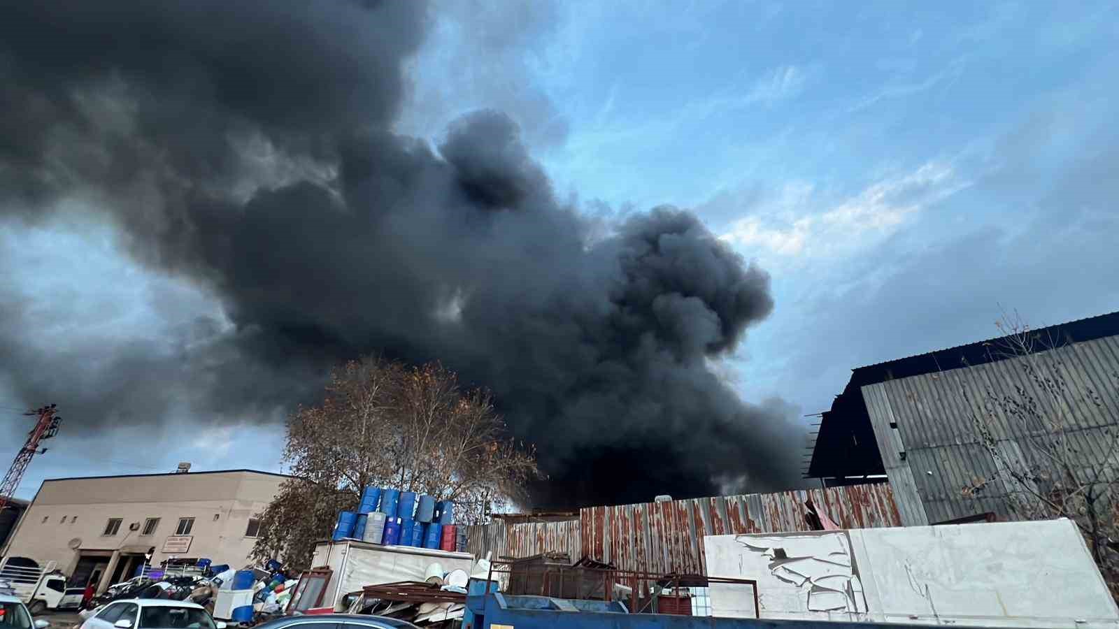 Mersin’de plastik ham madde deposunda yangın: Çok sayıda itfaiye ekibi müdahale ediyor
Mersin’de plastik ham madde deposunda yangın: Çok sayıda itfaiye ekibi müdahale ediyor