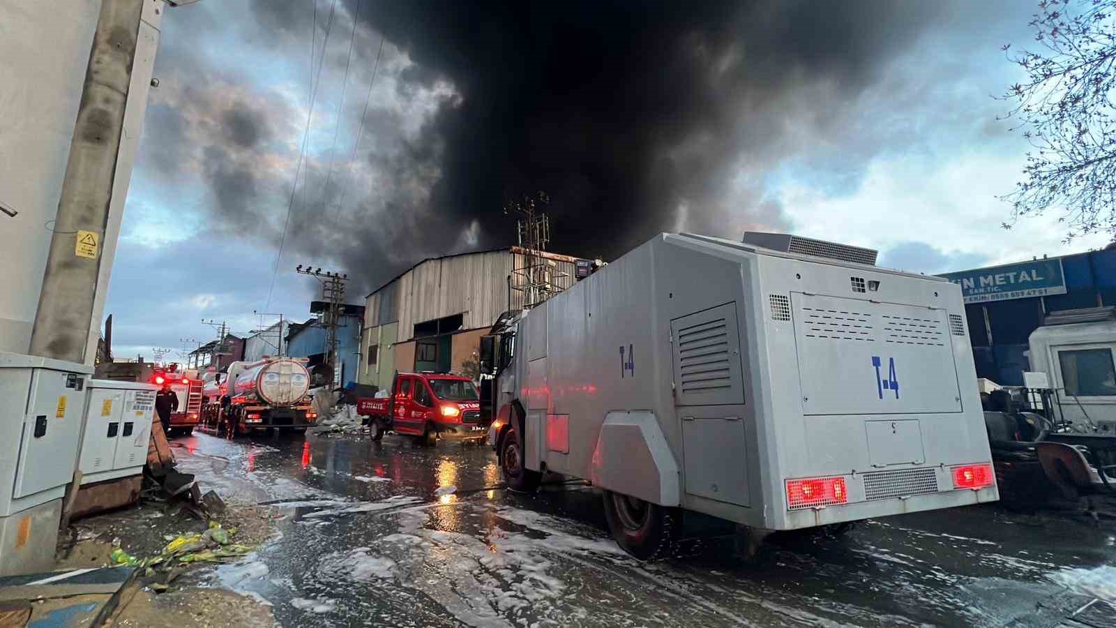 Mersin’de plastik ham madde deposunda yangın: Çok sayıda itfaiye ekibi müdahale ediyor
Mersin’de plastik ham madde deposunda yangın: Çok sayıda itfaiye ekibi müdahale ediyor