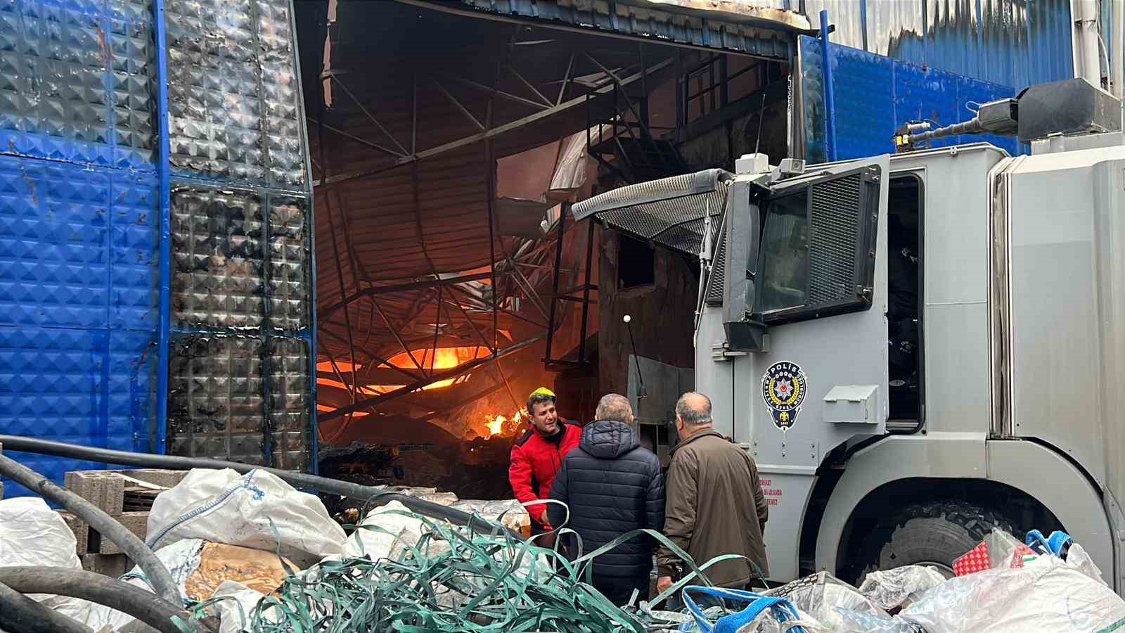 Mersin’de plastik ham madde deposunda yangın: Çok sayıda itfaiye ekibi müdahale ediyor
Mersin’de plastik ham madde deposunda yangın: Çok sayıda itfaiye ekibi müdahale ediyor