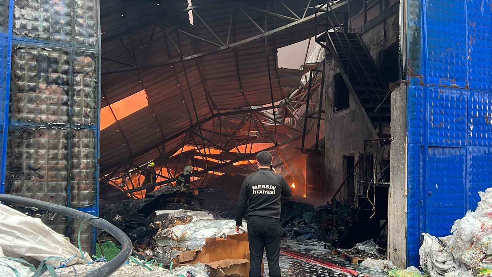 Mersin’de plastik ham madde deposunda yangın: Çok sayıda itfaiye ekibi müdahale ediyor
Mersin’de plastik ham madde deposunda yangın: Çok sayıda itfaiye ekibi müdahale ediyor