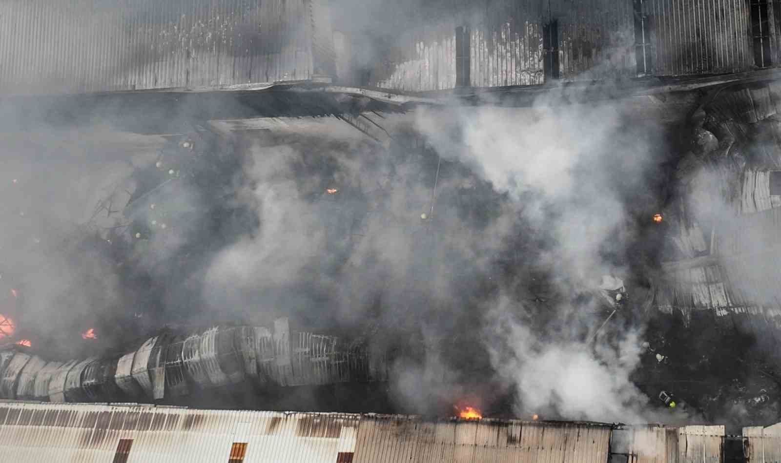 Mersin’deki plastik ham madde deposunda çıkan yangın kontrol altına alındı
