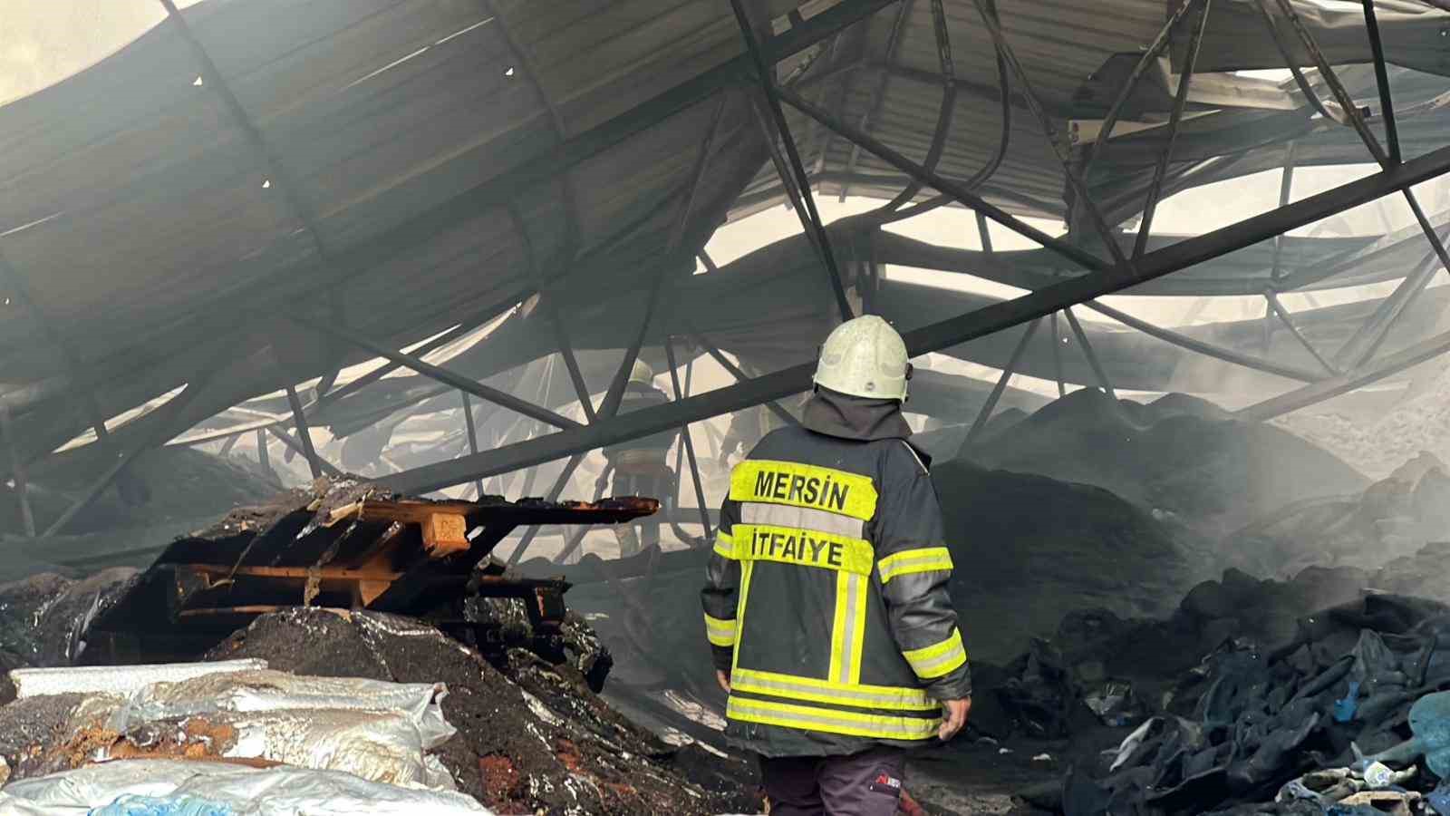 Mersin’deki plastik ham madde deposunda çıkan yangın kontrol altına alındı
