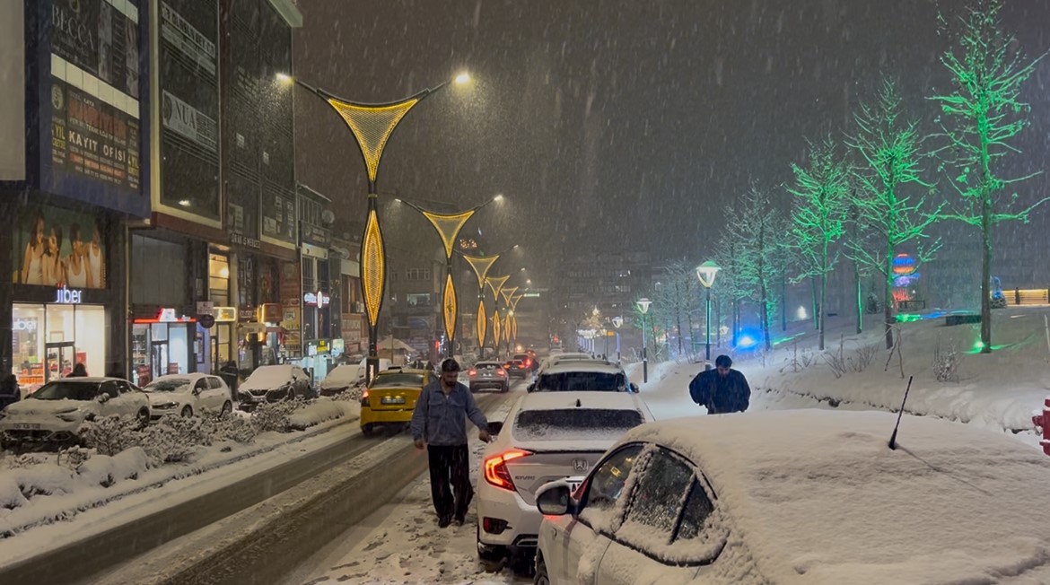 Meteoroloji uyarmıştı: Bingöl’de kar etkisini sürdürüyor
