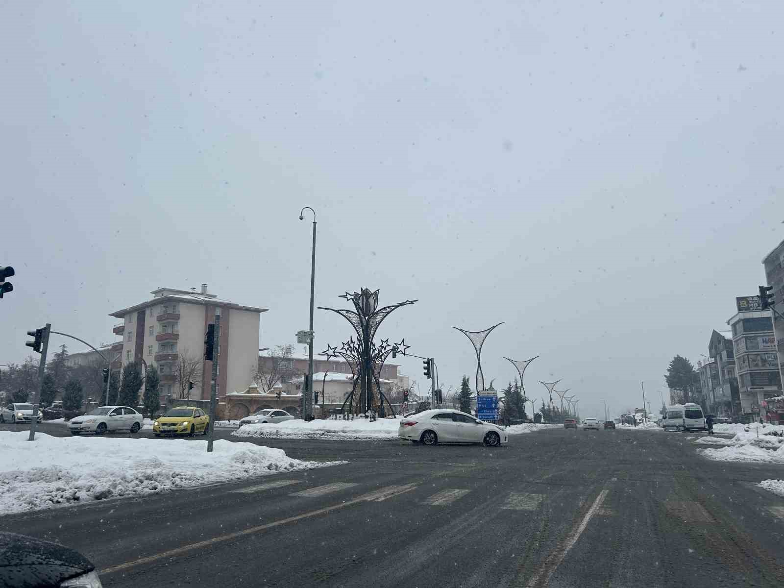 Meteoroloji uyarmıştı: Bingöl’de kar etkisini sürdürüyor
